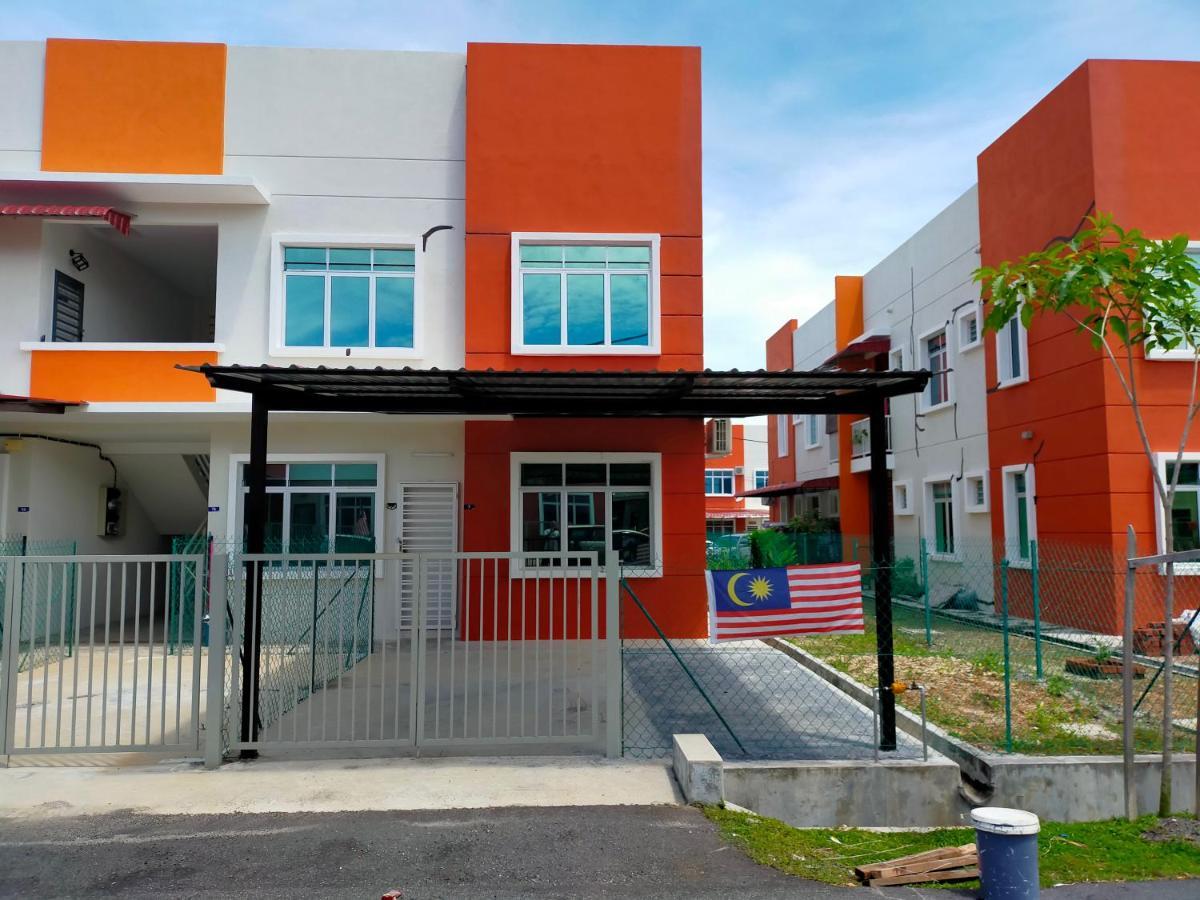 Zaara Homestay Krubong Alor Gajah Ayer Keroh Melaka ภายนอก รูปภาพ